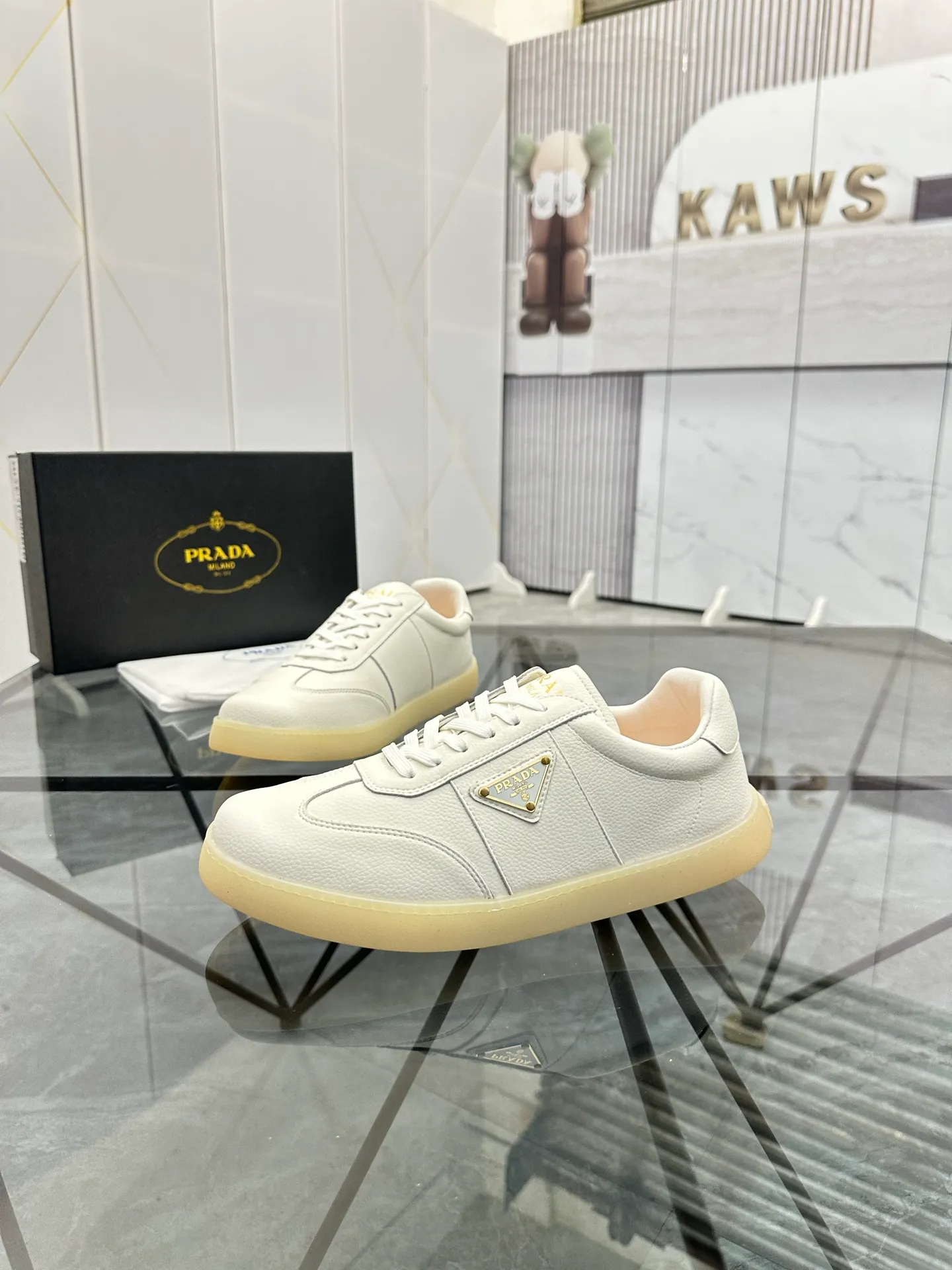 Men's shoes: 💰P400¥ Product trademark: Prada *"Prada*" low-top casual shoes Regular size: 38-44 (can be customized to 45) Product materials: imported cowhide upper, sheepskin lining, original outsole. Number: 020